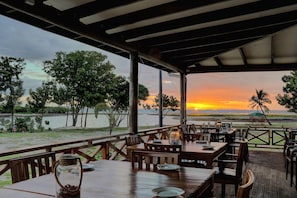 Petit déjeuner, déjeuner et dîner servis sur place, vue sur la plage
