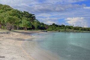 Playa privada, arena blanca, masajes en la playa