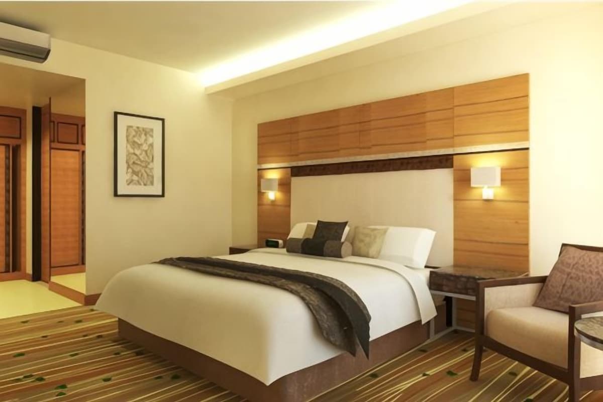 Hypo-allergenic bedding available, in-room safe, desk, blackout drapes