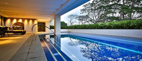 Kolam renang indoor