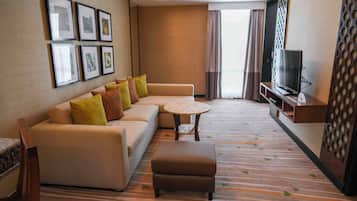 Suite, 1 Tempat Tidur King, Bebas Asap Rokok, lemari es | Seprai antialergi, brankas, meja kerja, dan tirai kedap cahaya