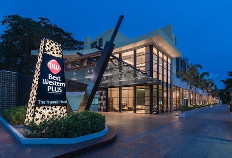 Fachada de la propiedad por la tarde o noche. Best Western Plus The Ivywall Hotel - Palawan