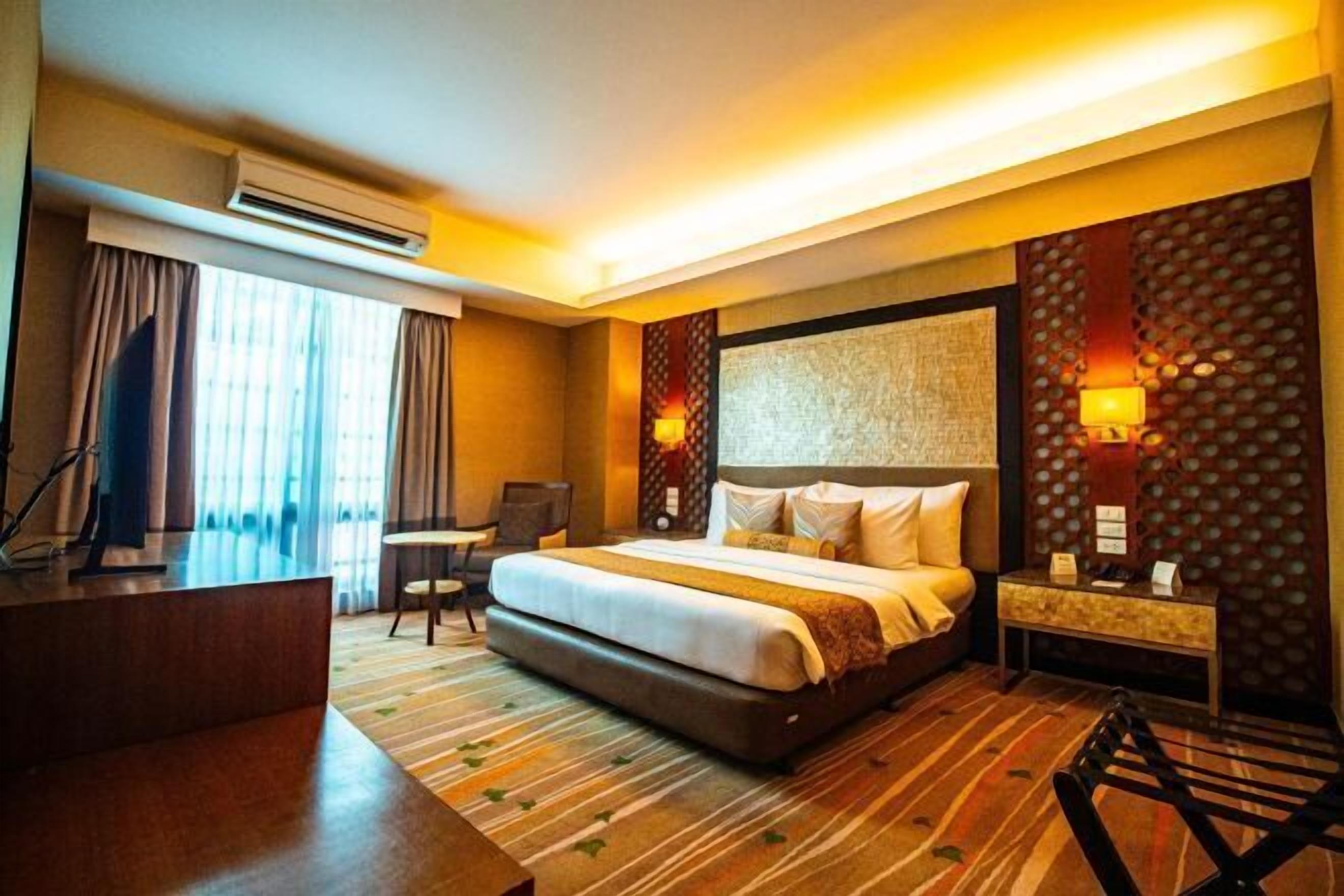 防过敏的被褥、客房内保险箱、办公桌、遮光窗帘