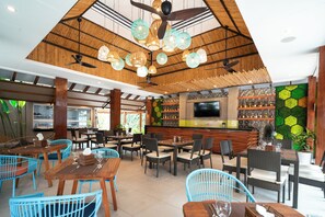 Bar (on property) - Best Western Plus The Ivywall Hotel - Palawan (Puerto Princesa)