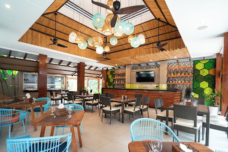 Bar (en la propiedad). Best Western Plus The Ivywall Hotel - Palawan