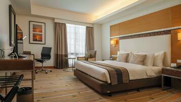 Kamar Premier, 1 Tempat Tidur Double, Bebas Asap Rokok | Seprai antialergi, brankas, meja kerja, dan tirai kedap cahaya