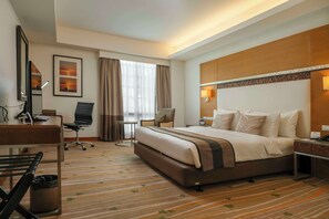 Habitación Premier, 1 cama matrimonial, para no fumadores | Ropa de cama hipoalergénica y caja de seguridad en la habitación 