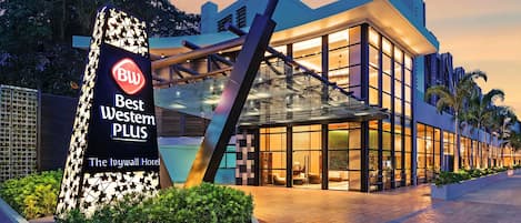 Et moderne hotel med glasfacade, tydelig skilt med 'Best Western Plus', samt certificeringer fra GSTC og BUREAU VERITAS.