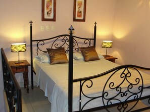 Ropa de cama de alta calidad y caja de seguridad en la habitación 