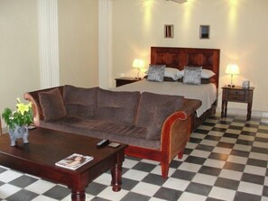 Ropa de cama de alta calidad y caja de seguridad en la habitación 