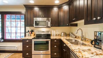 Romantic Cabin, 2 Bedrooms, River View, Mountainside | Private kitchen | Full-sized fridge, microwave, oven, stovetop
