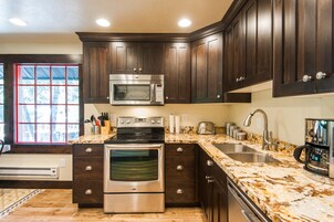 Romantische Ferienhütte, 2 Schlafzimmer, Flussblick, Bergseite | Eigene Küche | Großer Kühlschrank, Mikrowelle, Ofen, Herdplatte