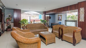 Lobby sitting area - ZEN Rooms Legian Poppies One (Kuta)