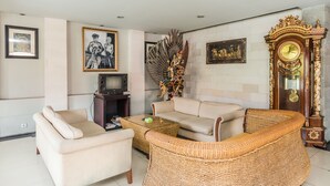 Lobby sitting area - ZEN Rooms Legian Poppies One (Kuta)