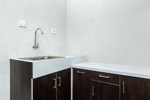 Quarto casal | Cozinha privada | Micro-ondas, cafeteira/chaleira