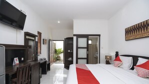 Minibar, desk, WiFi (free) - OYO 2417 Panen House (Denpasar)