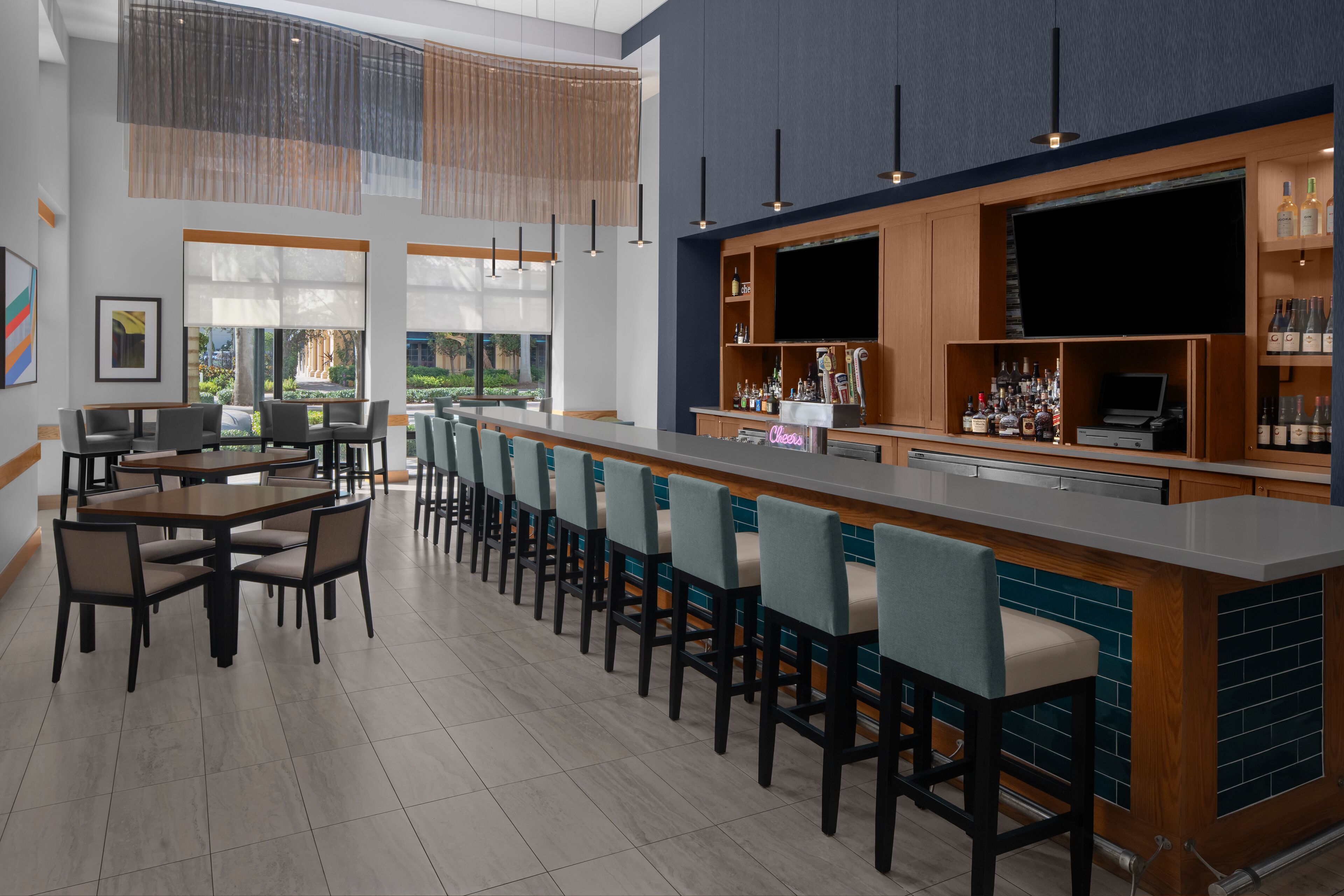 2 bars/lounges