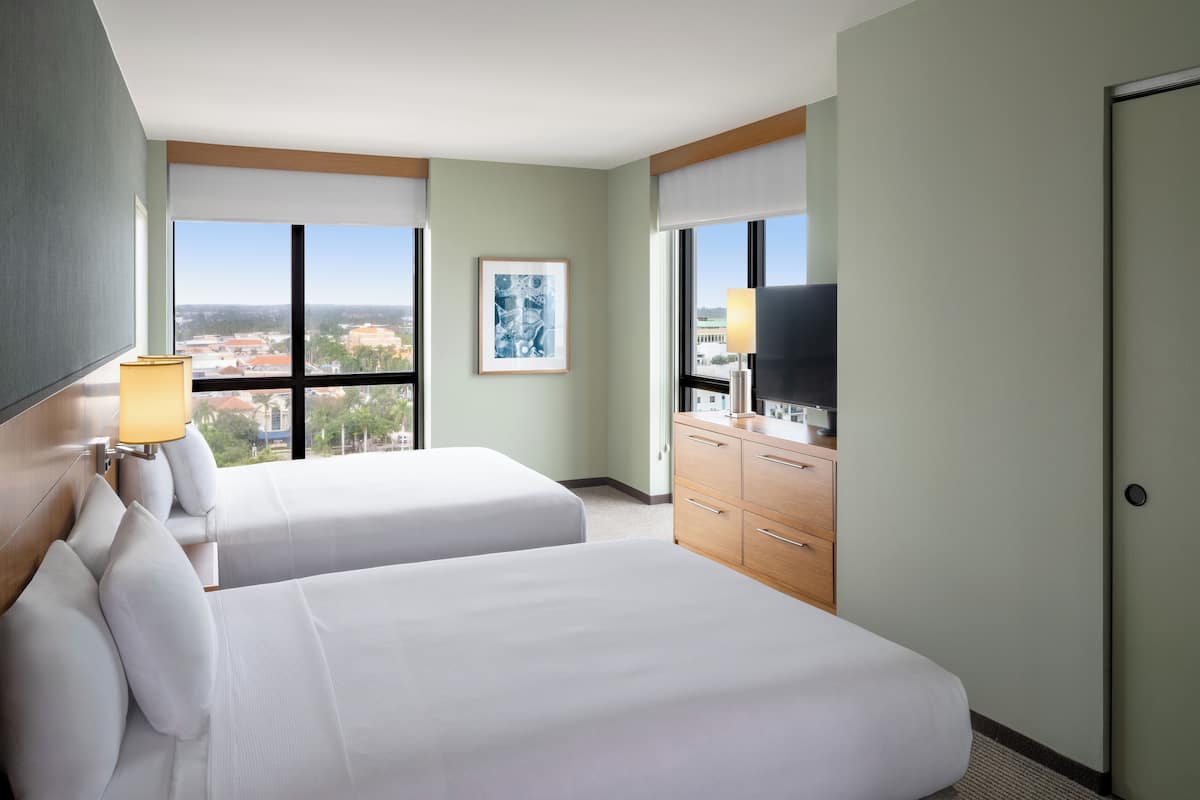 Suite (2 Grand Queen and 1 Sofa Bed)
