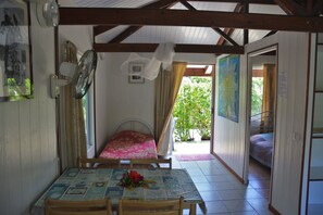 Familie-bungalow, 1 soverom, terrasse, hageområde | Oppholdsområde