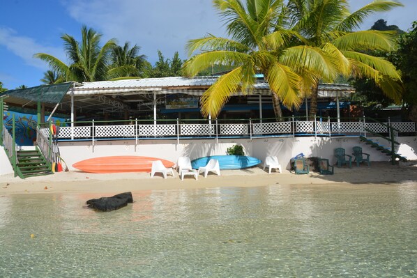 Breakfast, lunch, dinner served; beach views 