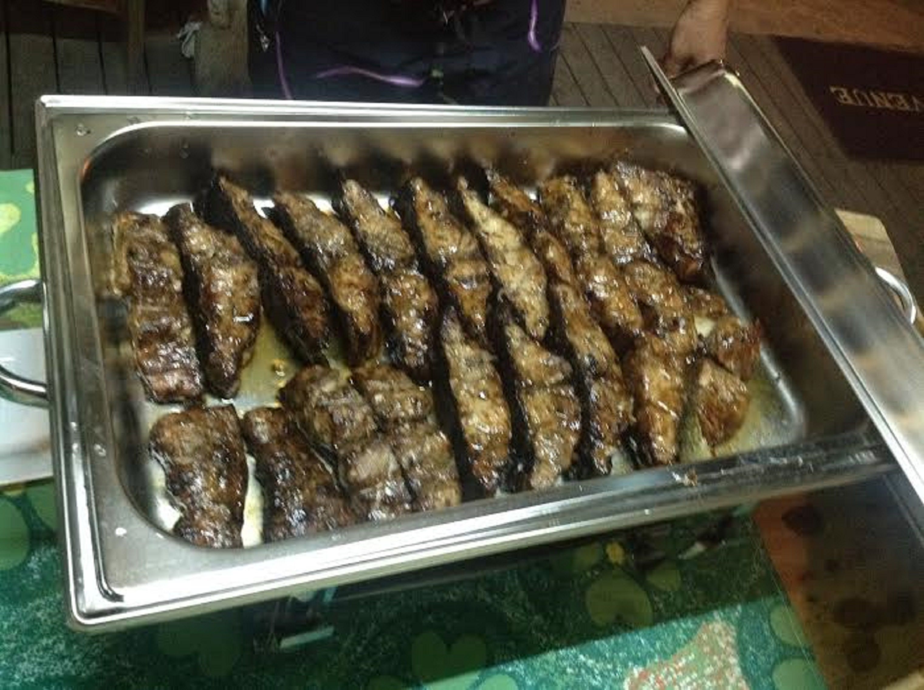 En bakke med grillet kød.