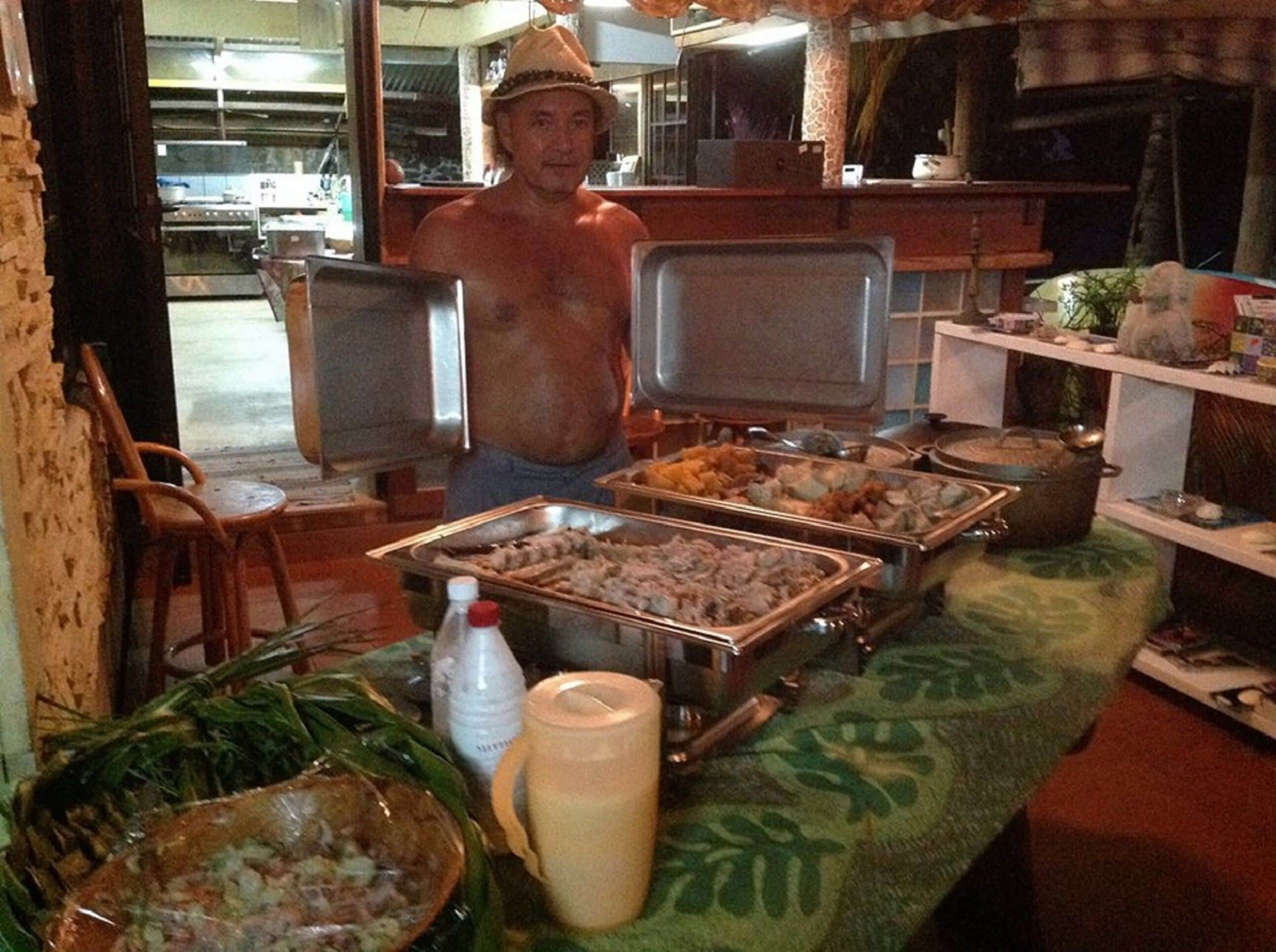 Un buffet proposant une variété de plats et une fontaine à boissons.