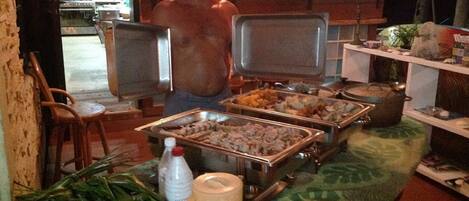 Un buffet proposant une variété de plats et une fontaine à boissons.