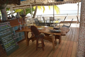 Petit déjeuner, déjeuner et dßner servis sur place, vue sur la plage