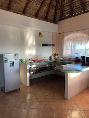 Comfort Studio Suite, Kitchenette | Private kitchen | Fridge, stovetop, coffee/tea maker, cookware/dishes/utensils