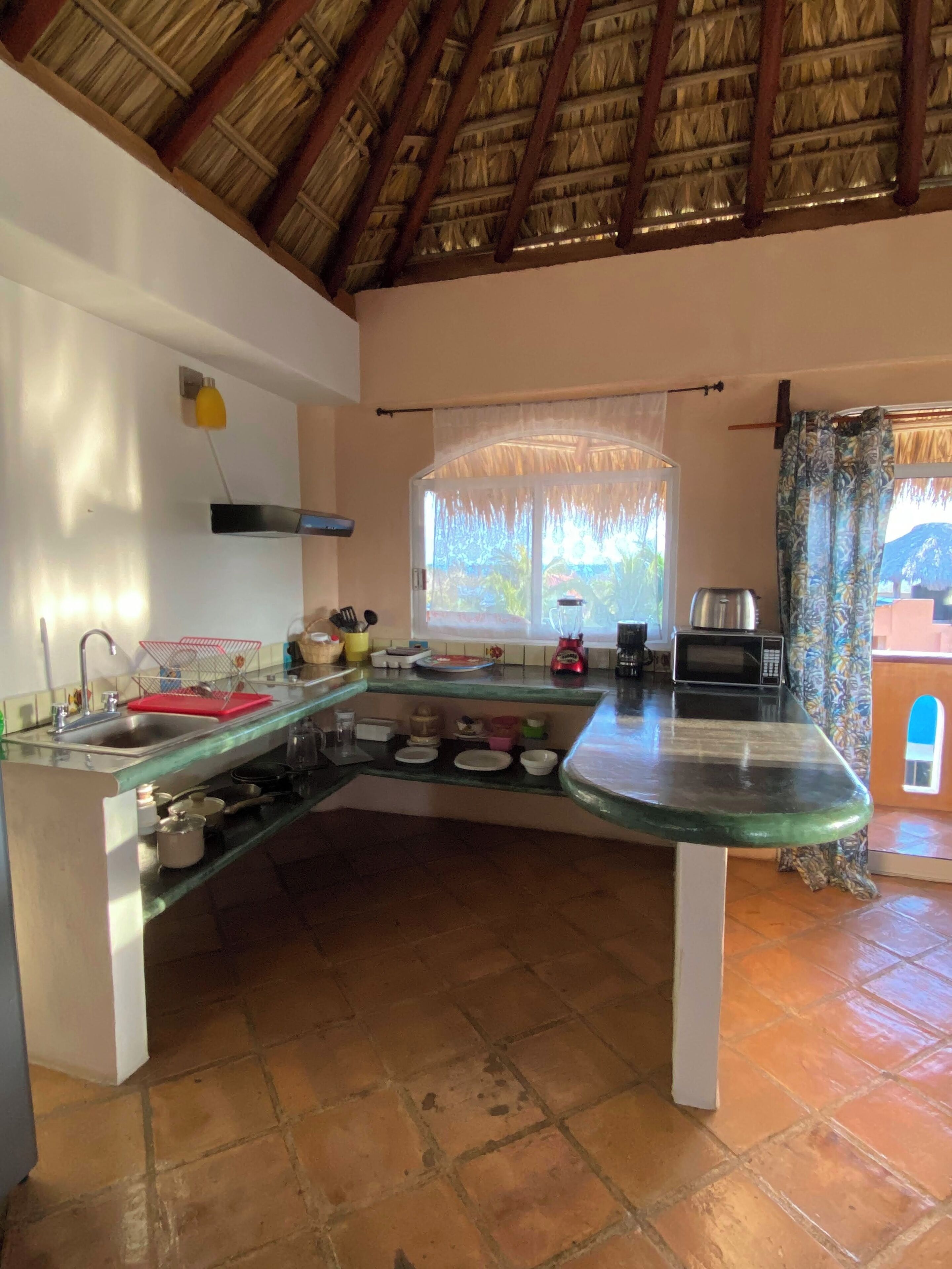 Refrigerador, placa de cocina, cafetera/tetera, utensilios de cocina