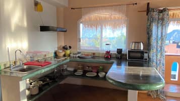 Refrigerador, placa de cocina, cafetera/tetera, utensilios de cocina