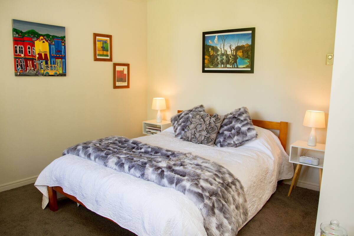Unit 1 Queen Room