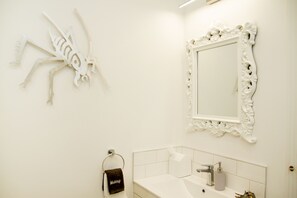 Unit 1 Queen Room | Bathroom