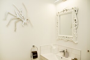 Unit 1 Queen Room | Bathroom | Shower, free toiletries, hair dryer, towels