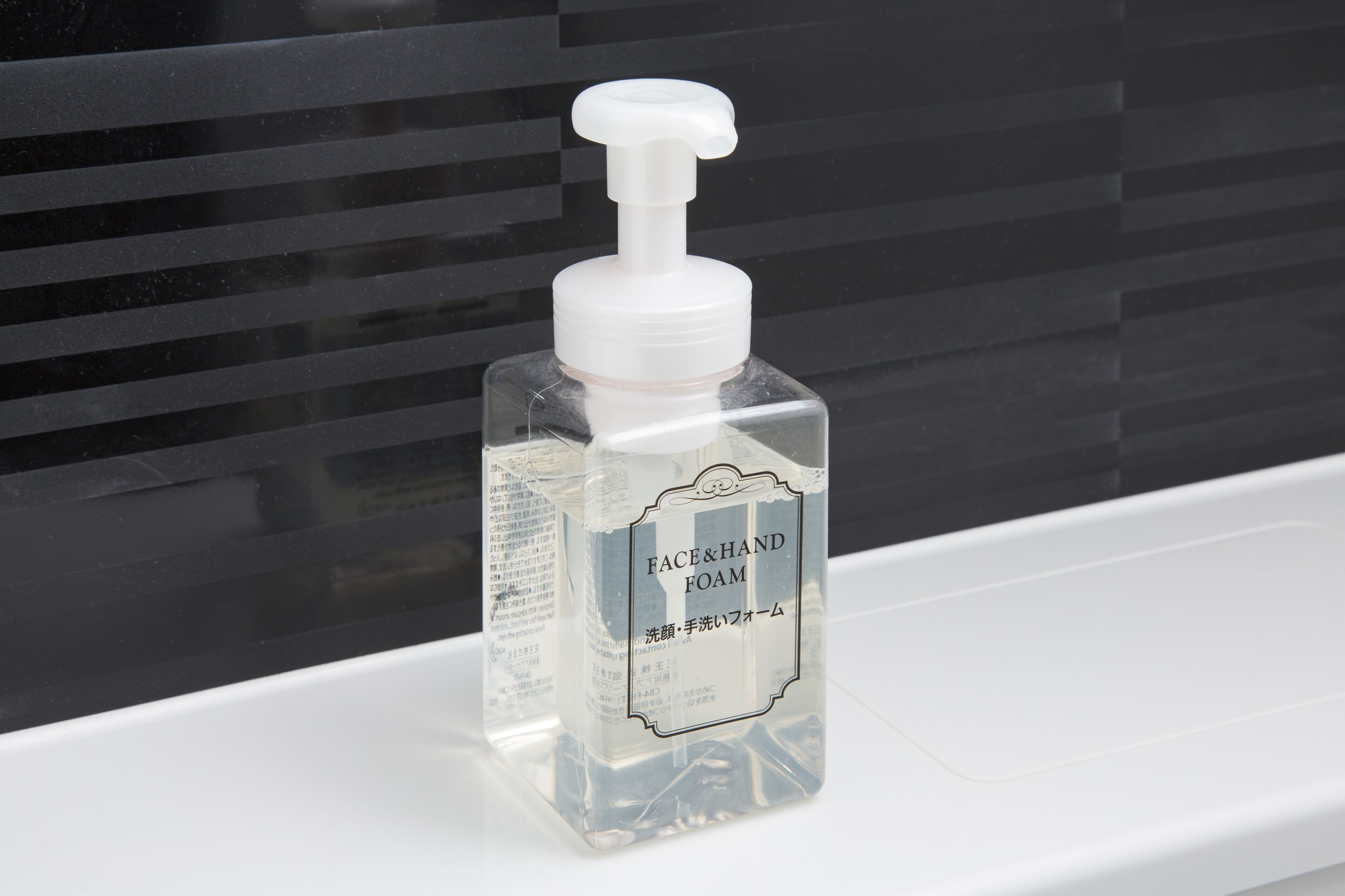 combined shower/bathtub, deep-soaking bathtub, free toiletries