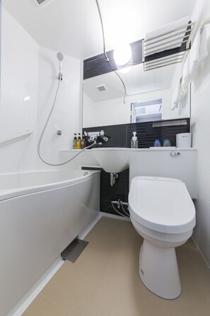 Kombination af bruser/badekar, dybe badekar, gratis toiletartikler