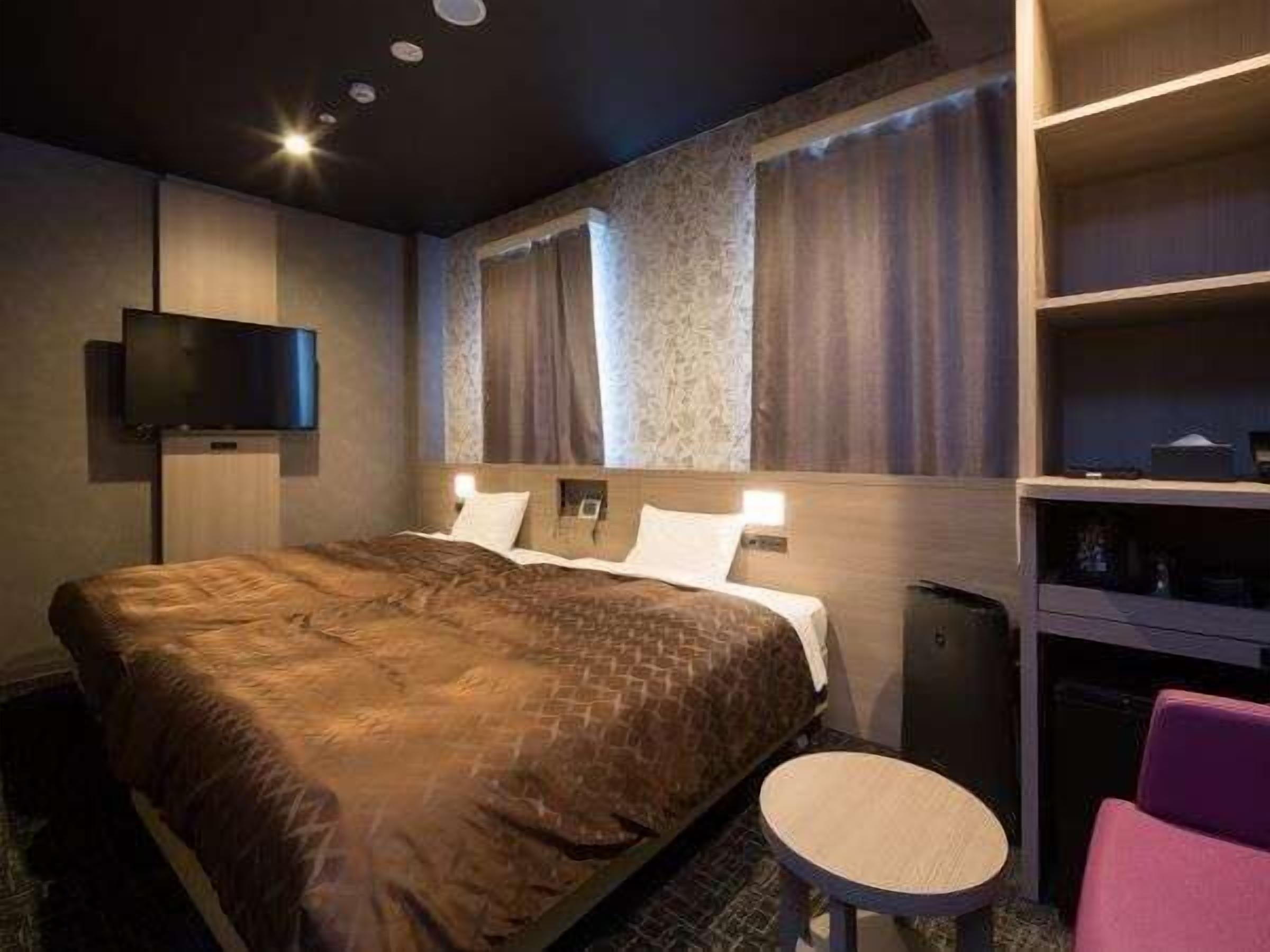 办公桌、遮光窗帘、熨斗/熨板、免费 WiFi