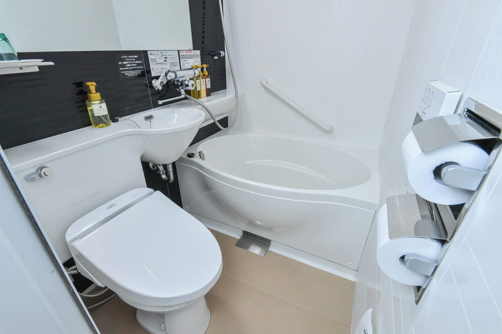 Combined shower/bathtub, deep-soaking bathtub, free toiletries
