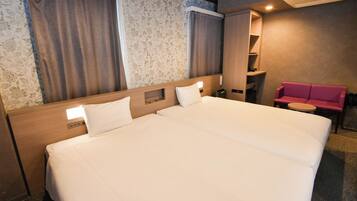 Escritorio, cortinas blackout y tabla de planchar con plancha