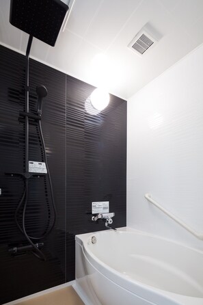 Een bad/douchecombinatie, een diep bad, gratis toiletartikelen