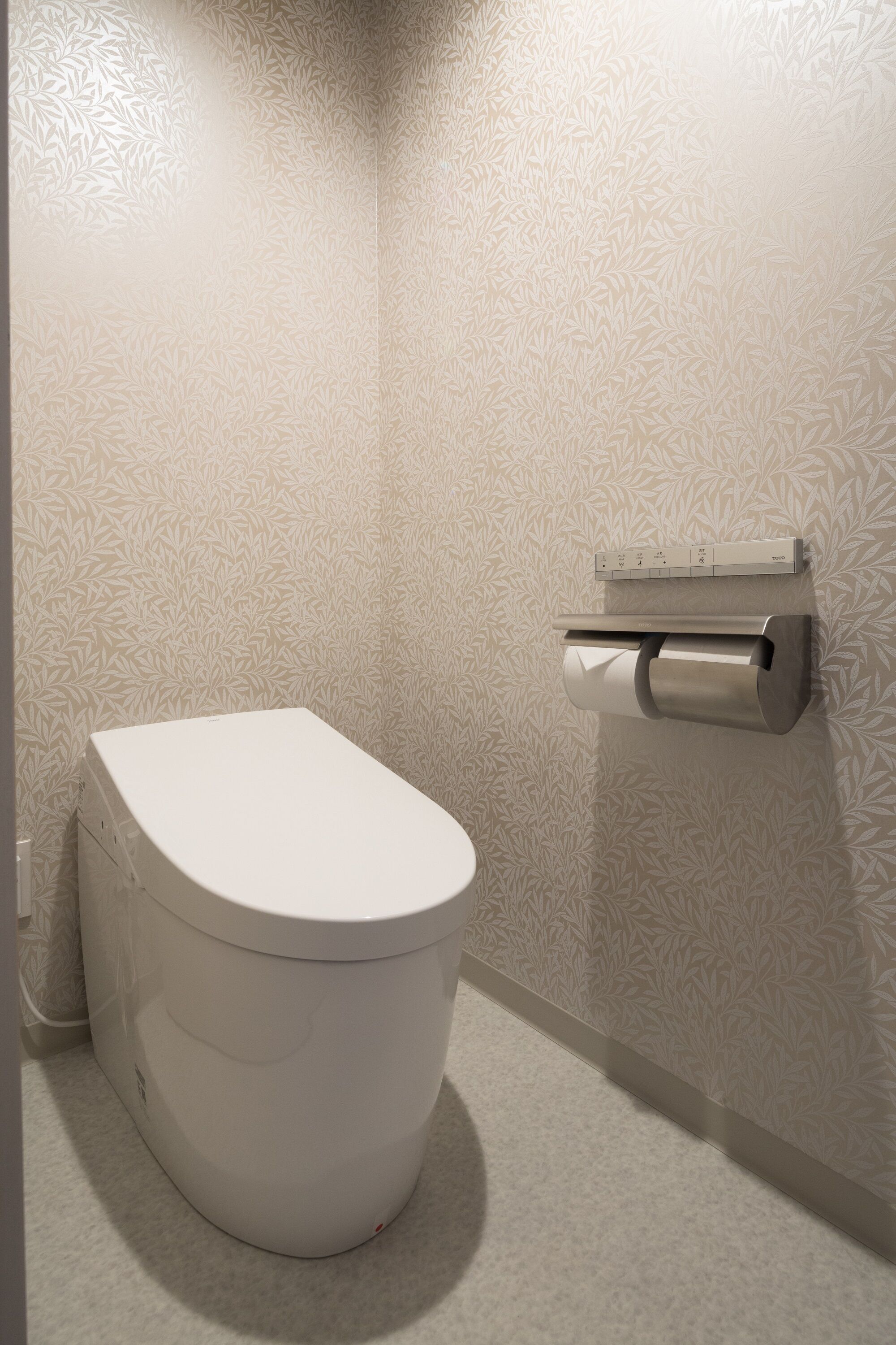 combined shower/bathtub, deep-soaking bathtub, free toiletries