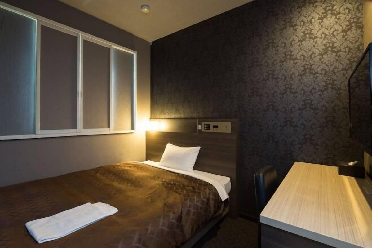 办公桌、遮光窗帘、熨斗/熨板、免费 WiFi