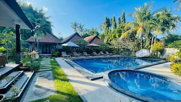 Utendørsbasseng og solsenger