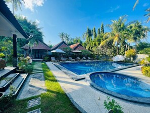 Outdoor pool, sun loungers - Mutiara Bali (Karangasem)
