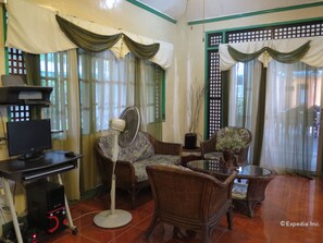 Lobby sitting area - Villa Alzhun Tourist Inn and Restaurant (Tagbilaran)