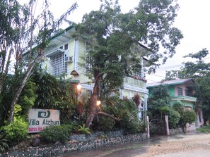 Front of property - Villa Alzhun Tourist Inn and Restaurant (Tagbilaran)
