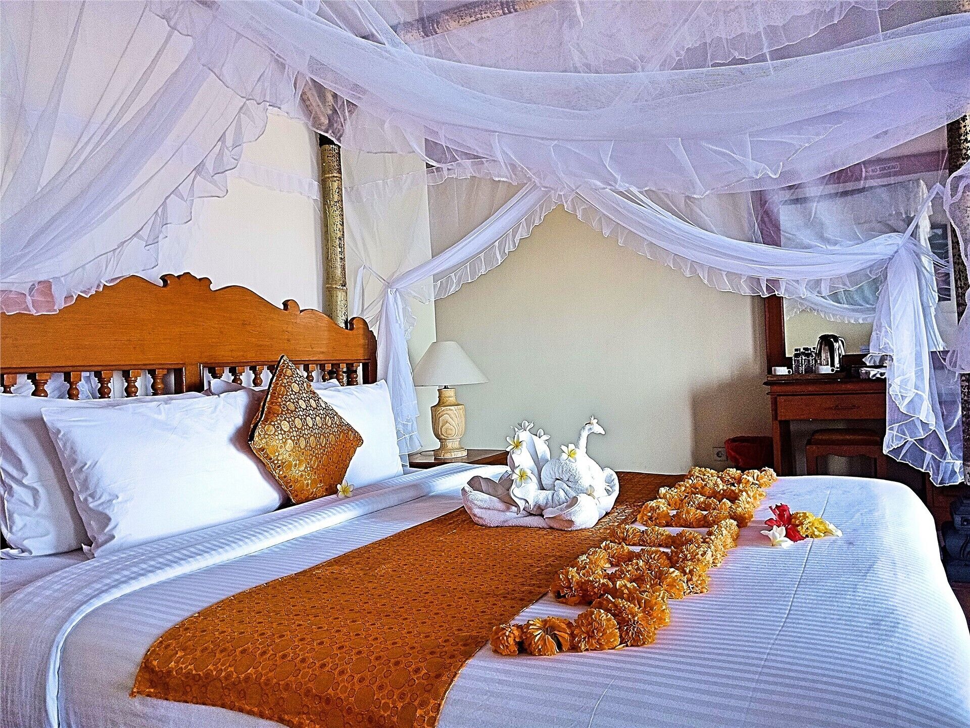 Escritorio, tabla de planchar con plancha, wifi gratis y ropa de cama 