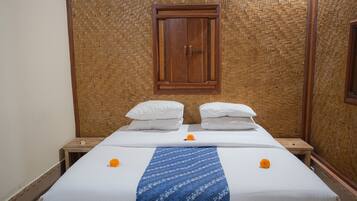 Traditional Bungalow | Desk, iron/ironing board, free WiFi, bed sheets