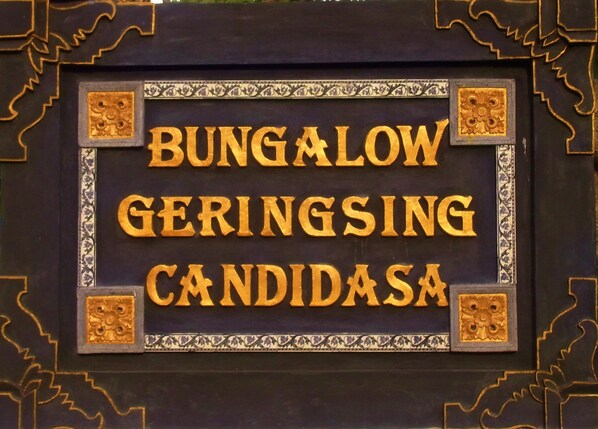 Un letrero con el texto 'BUNGALOW GERINGSING CANDIDASA'.