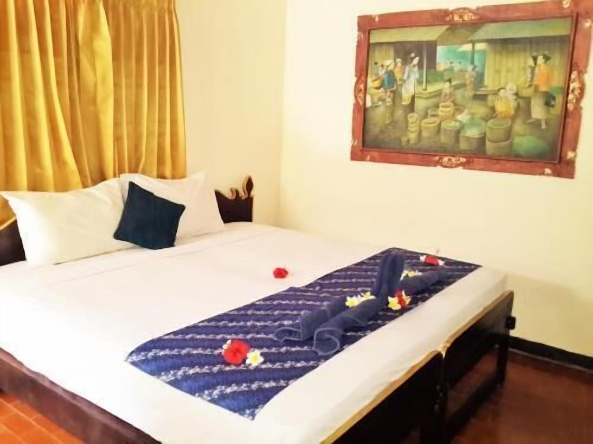 Escritorio, tabla de planchar con plancha, wifi gratis y ropa de cama 